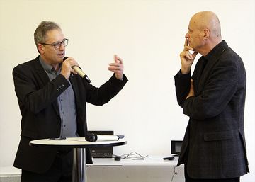 Dialog zwischen Kirchenleitung und wissenschaftlicher Theologie: Ulf Schlüter (links) und Professor Christian Grethlein. Foto: EKvW
