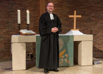Dr. Christof Grote wurde am 01. November als neuer Superintendent des Ev. Kirchenkreises Lüdenscheid-Plettenberg eingeführt. Wegen strengster Corona-Auflagen fand der Gottesdienst in einer nahezu leeren Lüdenscheider Kreuzkirche statt. Foto: EKKLP