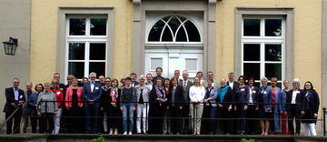 Besuch: Das Team des Instituts für Aus-, Fort- und Weiterbildung und die Kirchenleitung. Foto: EKvW