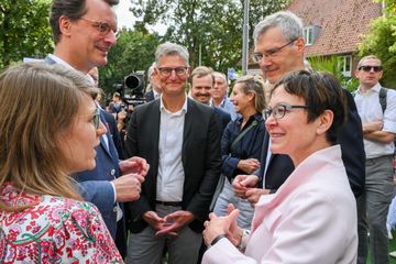 NRW-Tag. Foto: epd Präses Dr. Adelheid Ruck-Schröder, Bischof Dr. Heiner Wilmer, Oberbürgermeister Tilman Fuchs, Ministerpräsident Hendrik Wüst und NRW-Familienministerin Verena Schäffer