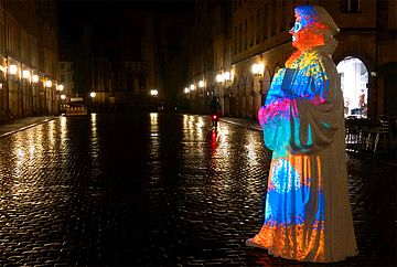 Im Münsterland werden zum Auftakt Lutherfiguren in buntes Licht getaucht. Foto: Ev. im Münsterland