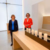 Ministerin Ina Scharrenbach (rechts) und Präses Annette Kurschus in der Kapelle des Stadtteilzentrums Q1 in Bochum. Foto: EKvW