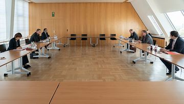 Bevor Gottesdienste ohne Sicherheitsabstand gefeiert werden können, wird es wohl noch eine Weile dauern. Dennoch einigten sich die Vertreter von Landesregierung und Religionsgemeinschaften auf eine schrittweise Rückkehr zur Normalität. Foto: Land NRW