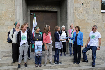Präses Annette Kurschus nimmt vor dem Landeskirchenamt in Bielefeld die Forderungen der Gruppe Christians For Future entgegen. Foto: EKvW  
