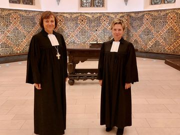 Ins Amt als neue persönliche theologische Referentin von Präses Annette Kurschus eingeführt: Pfarrerin Silke Niemeyer (rechts). Foto: EKvW