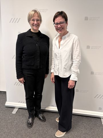 Rektorin Prof. Dr. Angelika Epple (links) und Präses Dr. Adelheid Ruck-Schröder freuten sich über das Kennenlernen.