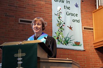 Präses Annette Kurschus predigt in der Immanuel-Gemeinde Louisville/Kentucky. Foto: EKvW
