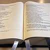 So sieht sie aus: Die Altarbibel mit dem revidierten Text 2016. Foto: EKvW