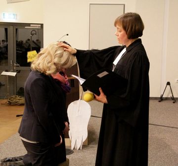 Gottes Segen für die neuen Schulleiterinnen Anja Buhrmann (vorne) und Marie-Luise Schellong. Foto: EKvW