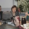 Präses Kurschus (Mitte) im Gespräch mit einem Gast der KAVA. Neben ihr sitzen Andrea Knoke (Bethel) und Dr. Thomas Weckelmann (Ev. Büro). Foto: Paul Schulz/Bethel