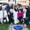 Künstler und Künstlerin Gregor Merten und Carmen Dietrich (Mitte), sowie Vertreter der christlichen, jüdischen und muslimischen Gemeinden, sowie Lehrer der Evangelischen Gesamtschule Gelsenkirchen verlegten auf dem Schulhof die 138. Bodenintarsie „Engel der Kulturen“. Foto: Frauke Haardt-Radzik