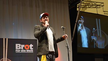 Moderator Rainer Holl führt an den Abenden durchs Programm. Foto: Sven Gettys