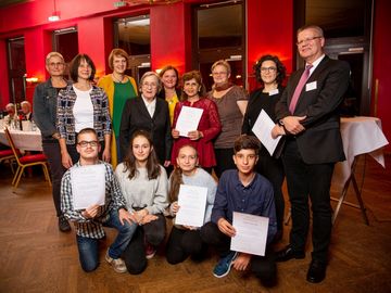 Gruppenbild der Preisträgerinnen und Preisträger. Foto: Peter Leßmann/Barbara-Schadeberg-Stiftung 