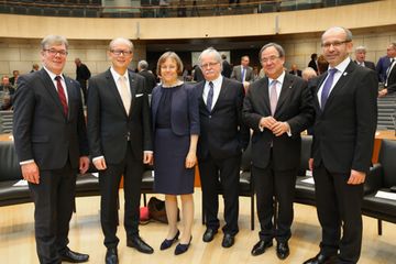 Landessuperintendent Dietmar Arends (Lippische Landeskirche), Landtagspräsident André Kuper, Präses Annette Kurschus (EKvW), Festredner Hans Leyendecker, Ministerpräsident Armin Laschet und Präses Manfred Rekowski (EKiR). Foto: Landtag NRW/Melanie Za Landessuperintendent Dietmar Arends (Lippische Landeskirche), Landtagspräsident André Kuper, Präses Annette Kurschus (EKvW), Festredner Hans Leyendecker, Ministerpräsident Armin Laschet und Präses Manfred Rekowski (Evangelische Kirche im Rheinland).