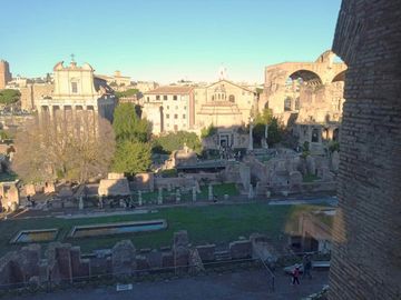Zum Programm gehören auch Erkundungen der Historie Roms, zum Beispiel bei einem Besuch des antiken Forum Romanum. Foto: Privat