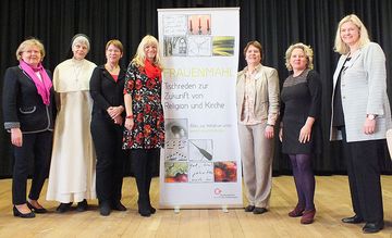 Magdalena Münstermann, Sr. Klarissa Watermann, Superintendentin Meike Friedrich, Dr. Barbara Rüschoff-Thale, Pfarrerin Ute Böning, Ministerin Svenja Schulze, Gleichstellungsbeauftragte Martina Bäcker (von links). Foto: Nicole Richter Magdalena Münstermann, Sr. Klarissa Watermann, Superintendentin Meike Friedrich, Dr. Barbara Rüschoff-Thale, Pfarrerin Ute Böning, Ministerin Svenja Schulze, Gleichstellungsbeauftragte Martina Bäcker (von links). Foto: Nicole Richter