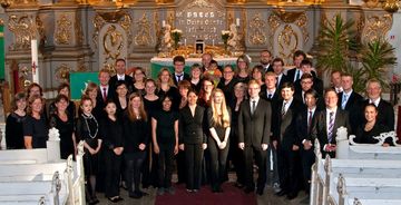 Die westfälische Kantorei mit ihrem Leiter Professor Hildebrand Haake (rechts) während einer Konzertreise nach Lettland. Foto: Hochschule für Kirchenmusik Die westfälische Kantorei mit ihrem Leiter Professor Hildebrand Haake (rechts) während einer Konzertreise nach Lettland. Foto: Hochschule für Kirchenmusik