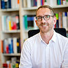 Institutsleiter Jacob Joussen ist Experte für deutsches und europäisches Arbeits- und Sozialrecht. Foto:  RUB, Marquard