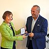 Annette Kurschus überreicht Roland Werner die Canstein-Medaille. Foto: Michael Jahnke / DBG