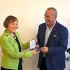 Annette Kurschus überreicht Roland Werner die Canstein-Medaille. Foto: Michael Jahnke / DBG