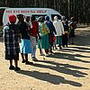 Geduldig warten Dorfbewohner in der Provinz Mpumalanga vor einer mobilen Gesundheitsstation. Foto: EKvW