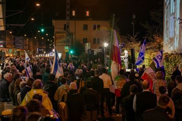 Gedenken Hamas-Anschlag Bielefeld. Foto: Alejandro Arditi Besucher der Gedenkveranstaltung vor der Synagoge Beit Tikwa in Bielefeld.