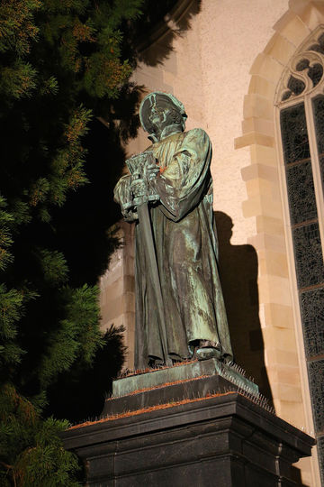 Diese Statue Zwinglis steht vor der Wasserkirche in Zürich. Foto: Pixabay