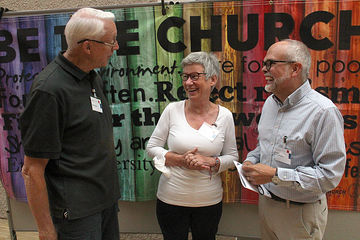 Christel Weber, Vorsitzende des UCC-Ausschusses der EKvW, im Gespräch mit John Krueger (links) und David Long-Higgins. 