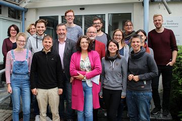 Theologiestudierende waren mit Petra Wallmann  und Antje Röse (hinten links) für die dreitägige EKvW-Perspektivtagung „Kirche im ländlichen Raum“ im Kirchenkreis Wittgenstein, wo sie u.a. von Superintendent Stefan Berk (Mitte) informiert wurden. Foto: Kirchenkreis Wittgenstein