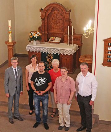 Laden ein zum Besuch oder Hören des Rundfunk-Gottesdienstes am Neujahrstag: (v. l.) Superintendent Volker Neuhoff, Pfarrerin Patrizia Müller, Pfarrer Felix Klemme, Presbyterin Gisela Drecktrah (Borgentreich), Kirchenmusikerin Marianne Noeske (Paderborn-