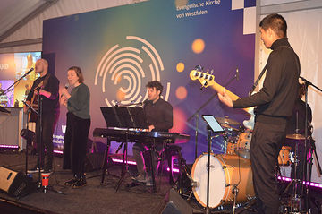 Die Band von der Pop-Akademie aus Witten sorgte auch für gute Stimmung. Foto: EKvW