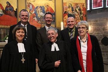 Eröffneten das Themenjahr (1. Reihe von links): Präses Annette Kurschus, Oberkirchenrätin Doris Damke (Dezernentin für Bibel und missionarische Dienste), Pfarrerin Birgit Winterhoff (Leiterin des Amtes für missionarische Dienste) sowie (2. Reihe von 
