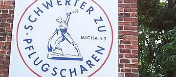 Die alttestamentliche Vision wurde zum Motto der Friedensbewegung in beiden deutschen Staaten. Foto: Concord/via Wikimedia Commons