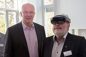 Blick in die Zukunft – Landesjugendpfarrer Udo Bußmann (r.) trägt eine HoloLens und lässt sich von Thomas Langkabel (Microsoft Deutschland) die Funktionsweise der Brille erläutern. Die Microsoft HoloLens ist eine Mixed-Reality-Brille, die dem Benutzer erlaubt interaktive 3D-Projektionen in der direkten Umgebung zu betrachten. Foto: AfJ/EKvW