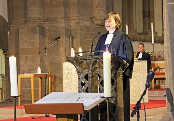Präses Dr. h. c. Annette Kurschus verabschiedete Jürgen Tiemann in den Ruhestand und führte Michael Mertins in sein neues Amt ein. Foto: cam
