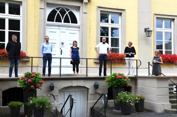 Mit Abstand: Freuen sich auf den Start in den Veranstaltungsalltag nach der Corona-bedingten Pause: Volker Rotthauwe (IKG), Dr. Christian Schütz (Ev. Akademie Villigst im IKG), Thea Jacobs (Ev. Akademie Villigst im IKG), Klaus Breyer (Leiter IKG), Anja Werth (Geschäftsführerin Haus Villigst), Britta Bretzke (Haus Villigst) (v.l.n.r.). Foto: Institut für Kirche und Gesellschaft (IKG)