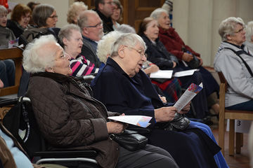 In der Kirche klingen die Lieder noch einmal anders. Foto: Bischöfliche Pressestelle / Thomas Mollen