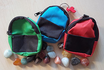 Kein schweres Gepäck: Für die Fünftklässer gibt es Mini-Rucksäcke, die im Rahmen des Gottesdienstes mit kleinen Edelsteinen und Segenskarten gefüllt werden.
