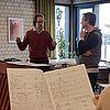 Die handgeschriebene Komposition von »Schlaf worden« mit Komponist und Dirigent. Bild: Stiftung Kirchenmusik