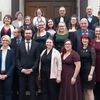  Die ersten beiden Reihen war den neuen Diakoninnen und Diakonen vorbehalten: Gemeinsam mit den Verantwortlichen aus Martineum, westfälischer Landeskirche und Evangelischer Hochschule traf man sich vor der Einsegnung zum obligatorischen Gruppenfoto.  Foto: Martineum