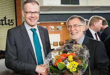 Der scheidende Superintendent Peter Scheffler (rechts) gratuliert seinem Nachfolger Dr. Gerald Hagmann nach der Wahl. Foto: KK Bochum