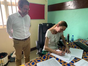 Albrecht Philipps mit Debbie Gruiters (Panzi-Stiftung) bei der Unterzeichnung des Projektvertags, mit dem die EKvW das Frauen-Projekt des Friedensnobelpreisträgers Denis Mukwege unterstützt. Foto: EKvW