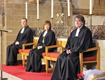Präses Annette Kurschus mit Superintendent a. D. Jürgen Tiemann und Superintendent Michael Mertins im Mindener Dom. Foto: cam