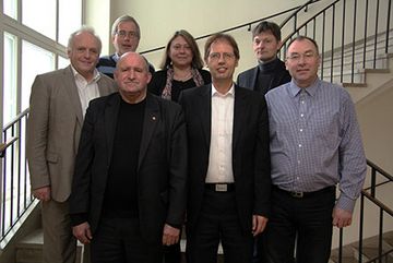 Ivan Volchanskij, Dr. Ulrich Möller, Anatolij Gubarev (1. Reihe, von links); Peter Junge-Wentrup und Uwe Hildebrandt, IBB; Luba Negatina, Übersetzerin und Leiterin der Geschichtswerkstatt Tschernobyl in Charkiv, Wilfried Arning, Landeskirchenamt (2. Rei