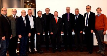 Auf der Landesvertretertagung wurde Dr. Holger Gemba zum neuen Landesvorsitzenden der Männerarbeit der EKvW gewählt: Jörg Wetjen, Reinhard Müller, Bernd Müller, Herbert Ritter, Martin Treichel, Klaus Breyer, Albert Henz, Dr. Holger Gemba, Dr. Helmut 