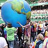 Einzug in den Gottesdienst mit Weltkugel: Aus allen Teilen der Erde kamen Menschen zum Weite wirkt Festival ins Gerry Weber Stadion nach Halle/Westfalen.