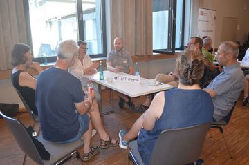 Austausch beim Speed-Dating – Auch Mitglieder des IPT-Teams aus Hagen informierten über ihre Erfahrungen. Foto: EKvW