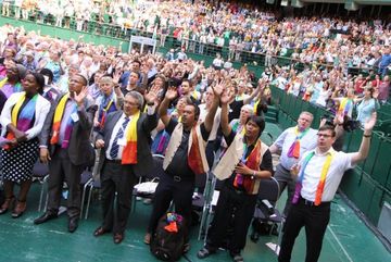 In evangelischen Kirchengemeinden sind meistens selten Menschen mit Migrationshintergrund zu finden. Foto: EKvW, „Weite Wirkt Festival“ 2016 in Halle/Westfalen Blick in ein Stadion mit vielen Menschen unterschiedlicher Herkunft.