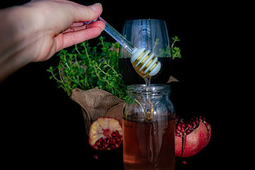 Zum jüdischen Neujahrsfest gehören traditionell in Honig getauchte Äpfel, süßer Wein oder auch Granatäpfel. Foto: pixabay